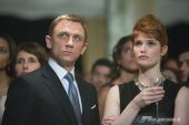 James Bond (DANIEL CRAIG) und Agentin Fields (GEMMA ARTERTON) mischen sich bei Greenes Spendenparty in Bolivien heimlich unter die Gäste.