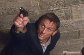 James Bond (DANIEL CRAIG) verfolgt einen Mi6-Verräter.