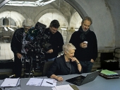 Judi Dench (Mitte) mit Regisseur Sam Mendes (rechts) während der Dreharbeiten am Set von Sony Pictures\' SKYFALL. © 2012 Sony Pictures Releasing GmbH
