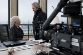 Judi Dench (links) mit Regisseur Sam Mendes (rechts) während der Dreharbeiten am Set von Sony Pictures\' SKYFALL. © 2012 Sony Pictures Releasing GmbH