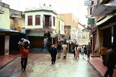 Die Altstadt Medina mit ihren engen Gassen, den vielen Märkten, Cafes und Geschäften gehört zu den größten Attraktionen von Tanger © Wikipedia